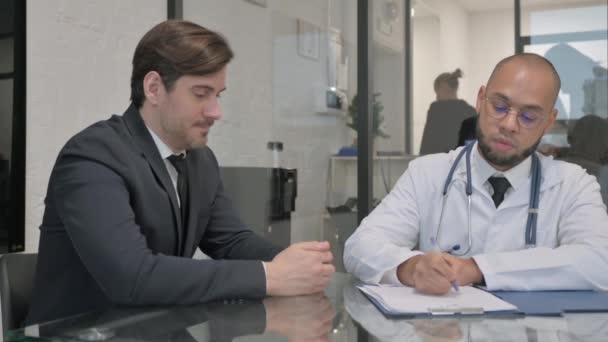Médecin Rédigeant Rapport Médical Patient Traitement — Video
