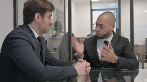 Θυμωμένος Mixed Race Businessman Φιλονικία Teammate — Αρχείο Βίντεο