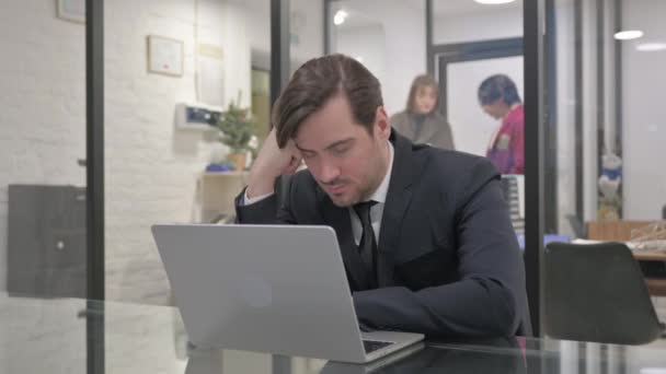 Cansado Hombre Negocios Mediana Edad Durmiendo Trabajo — Vídeo de stock