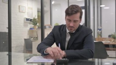 Orta Çağ İşadamı İş Raporuyla Mali Hesaplamalar Yapıyor
