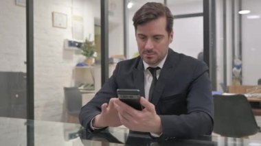 Orta Çağ İşadamı Smartphone üzerinde çalışıyor