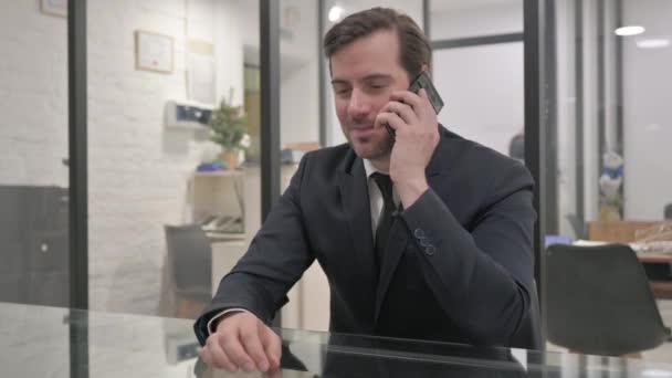 Středověký Podnikatel Mluví Zákazníkem Telefonu Vyjednávání — Stock video
