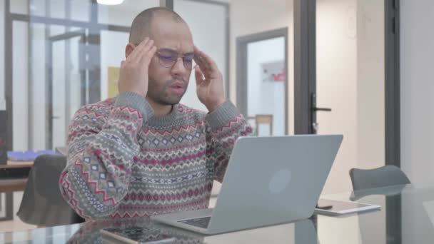 Junger Hispanischer Mann Hat Kopfschmerzen Bei Der Arbeit — Stockvideo