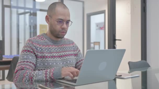 Hoesten Jonge Latino Man Met Behulp Van Laptop — Stockvideo
