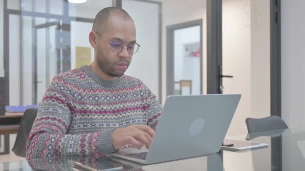 Spannende Jonge Spaanse Man Viert Succes Laptop — Stockvideo