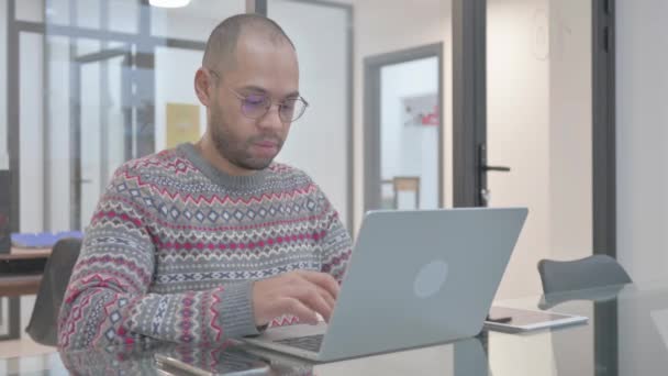 Tommel Ned Ung Latinamerikansk Mann Mens Arbeider Laptop – stockvideo