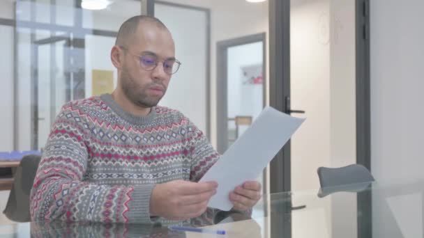Νέοι Ισπανόφωνοι Άνδρες Ανάγνωση Εγγράφων Στην Εργασία — Αρχείο Βίντεο