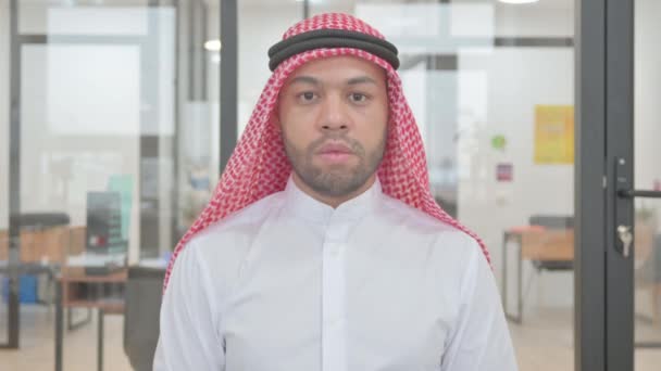 Portrét Seriózního Mladého Muslima — Stock video