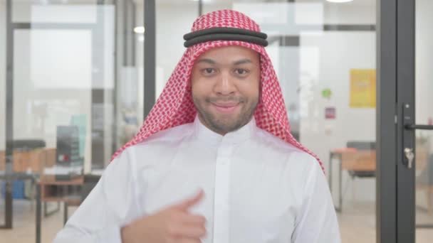 Porträt Eines Jungen Muslimischen Mannes Mit Erhobenem Daumen — Stockvideo
