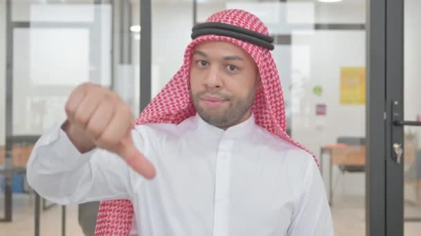 Porträt Eines Jungen Muslimischen Mannes Mit Gesenktem Daumen — Stockvideo