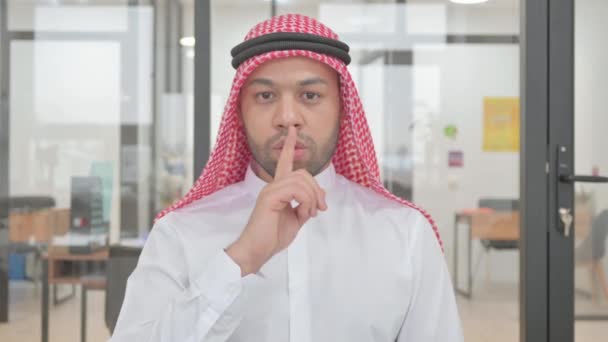 Portrét Mladého Muslimského Muže Prstem Rtech Ticho Prosím — Stock video