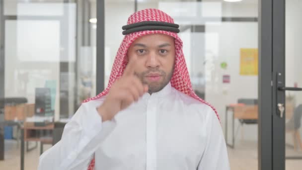 Portrét Mladého Muslima Ukazujícího Kameru — Stock video