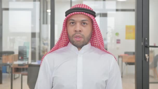 Portrét Zívajícího Mladého Muslima — Stock video