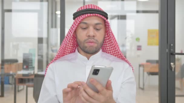 携帯電話を使用した若いムスリム男性の肖像画 — ストック動画