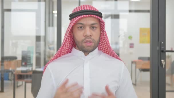 Mladý Muslim Muž Mluví Během Onling Vlogging — Stock video