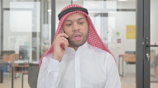 Portrét Mladého Muslima Mluvícího Telefonu — Stock video
