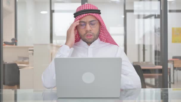 Hombre Joven Musulmán Con Migraña Trabajo — Vídeos de Stock