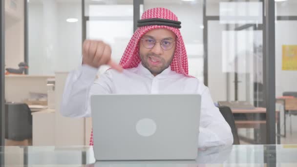 Duimen Omlaag Door Jonge Moslimman Aan Het Werk — Stockvideo