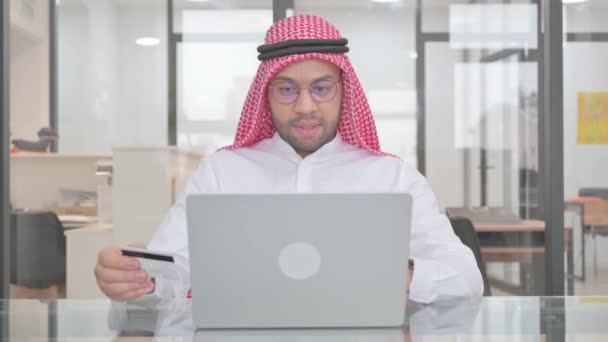 Online Bankfaillissement Voor Jonge Moslimman Credit Card — Stockvideo
