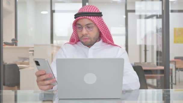 Mladý Muslim Muž Pomocí Digitálních Zařízení Pro Práci — Stock video