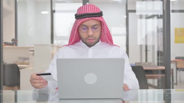 利用信用卡享受网上银行的年轻穆斯林男子 — 图库视频影像