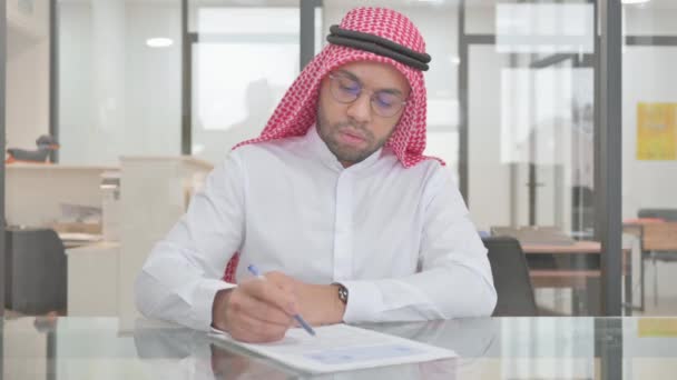 Mladý Muslim Muž Pracující Obchodních Dokumentech — Stock video