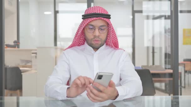 Young Muslim Man Teks Pesan Smartphone — Stok Video