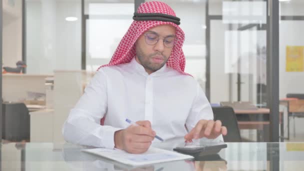 Hombre Musulmán Haciendo Cálculos Financieros Trabajo — Vídeos de Stock