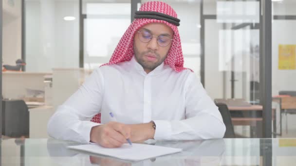 Mladý Muslim Psaní Obchodní Zpráva Práci — Stock video