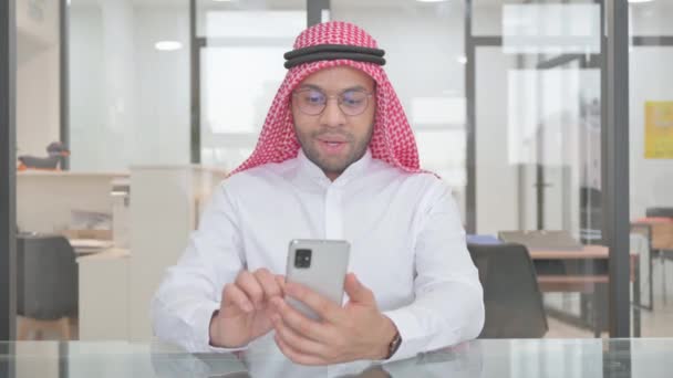 Mladý Muslim Muž Slaví Line Obchod Telefonu — Stock video