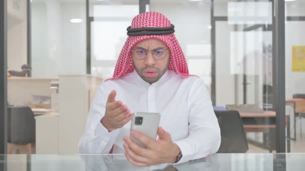 Jovem Muçulmano Perturbado Pelo Comércio Line Telefone — Vídeo de Stock