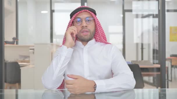 Ung Muslimsk Mann Snakker Telefon – stockvideo