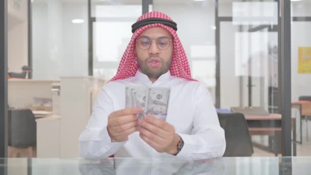 Joven Musulmán Contando Dinero Trabajo — Vídeos de Stock