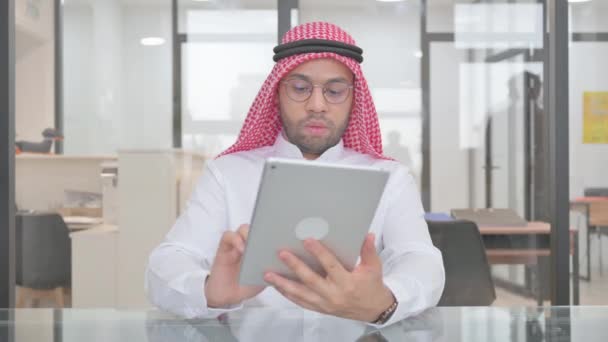 Joven Musulmán Usando Tableta Digital Para Trabajo — Vídeos de Stock