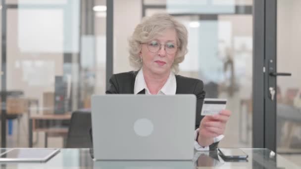 Achats Ligne Ordinateur Portable Par Senior Businesswoman — Video