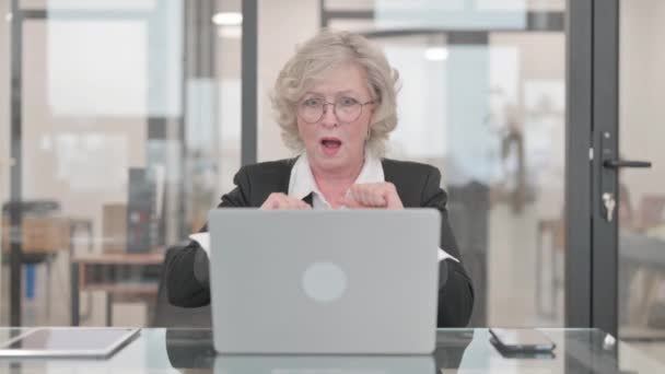 Senior Businesswoman Sorprendido Por Pérdida Ordenador Portátil — Vídeos de Stock