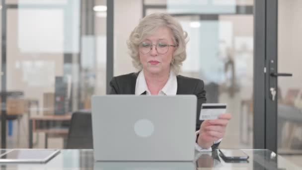 Неудача Интернет Магазинах Ноутбуке Пожилой Предпринимательницы — стоковое видео