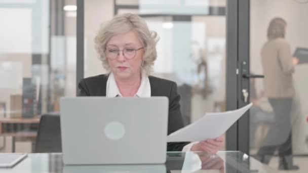 Senior Zakenvrouw Werken Aan Documenten Laptop — Stockvideo