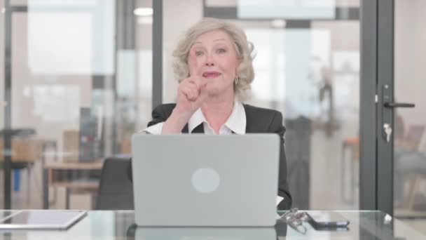 Senior Businesswoman Señala Cámara Mientras Trabaja Ordenador Portátil — Vídeo de stock