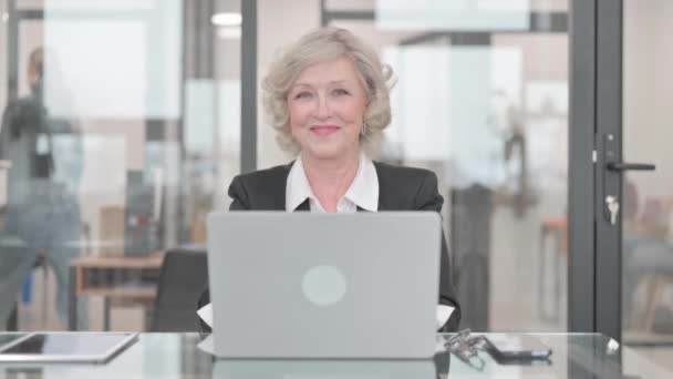 Senior Businesswoman Smiling Camera While Working Laptop — Stock Video