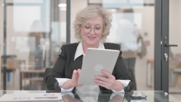 Senior Unternehmerin Nutzt Digitales Tablet — Stockvideo
