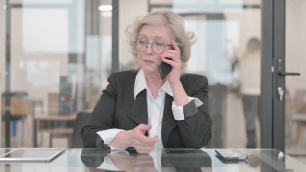 Senior Femme Affaires Parler Téléphone — Video