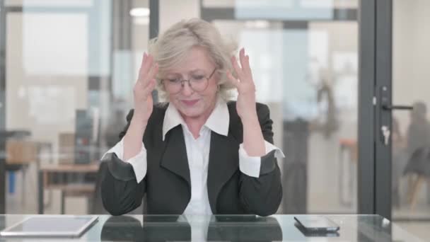 Napięty Starszy Bizneswoman Zdenerwowany Praca — Wideo stockowe