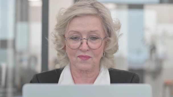 Gros Plan Senior Businesswoman Célébration Succès Sur Ordinateur Portable — Video