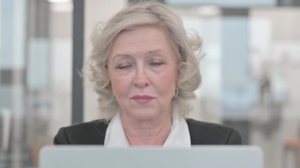 Gros Plan Femme Affaires Senior Souriant Caméra Tout Travaillant Sur — Video