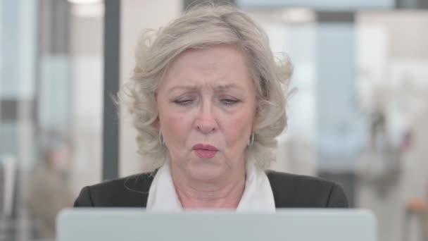 Dekat Dengan Senior Businesswoman Dengan Toothache Work — Stok Video
