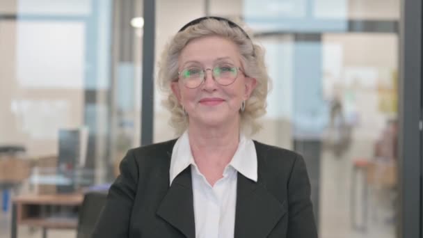 Portret Starszej Bizneswoman Kciukami Górę — Wideo stockowe