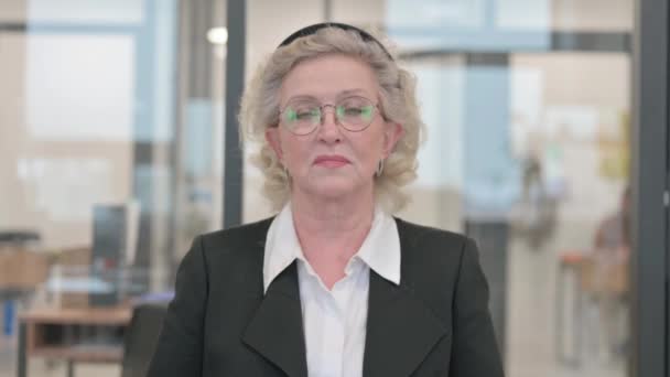 Porträtt Senior Affärskvinna Med Tummen Ner — Stockvideo