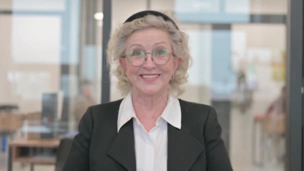 Porträt Einer Geschäftsfrau Die Erfolge Feiert — Stockvideo