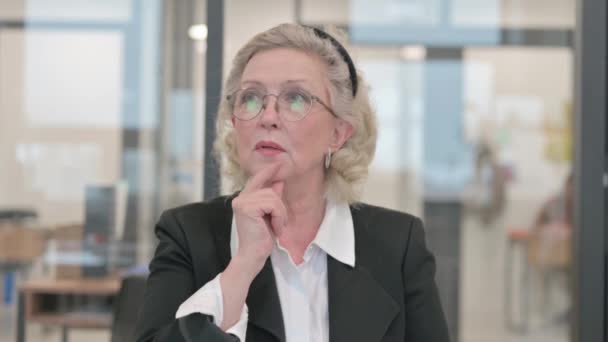 Portrait Remue Méninges Femme Affaires Âgée Penser Nouveau Plan — Video